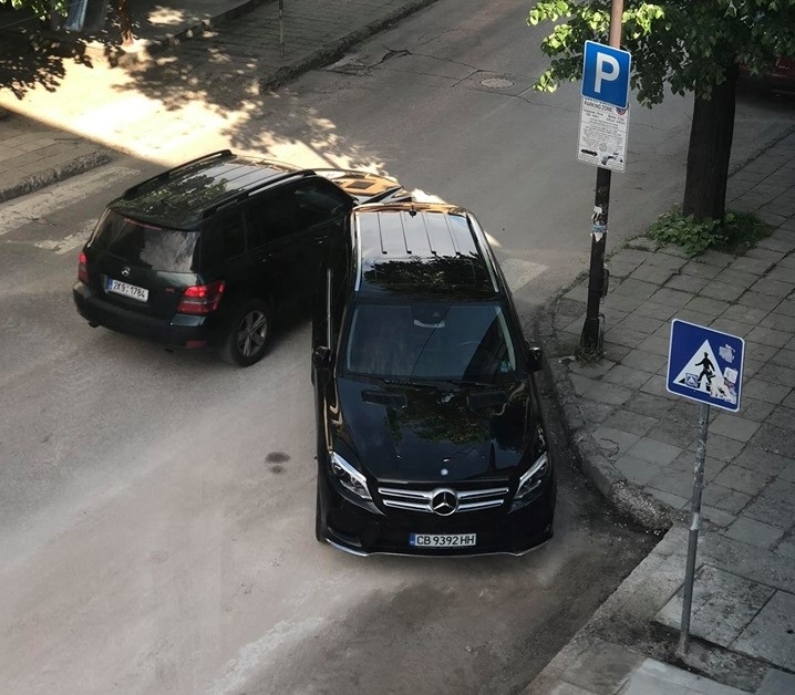 Поредното неправилно паркирано лъскаво возило в центъра на Враца вбеси