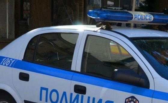 Двама души пострадаха при тежка катастрофа между два автомобила в