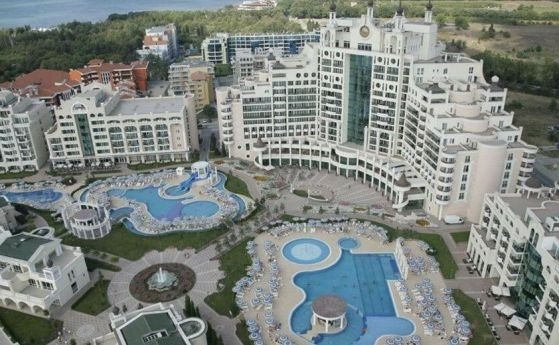 Огромният хотелски комплекс Сънсет Ризорт в Поморие, известен в града