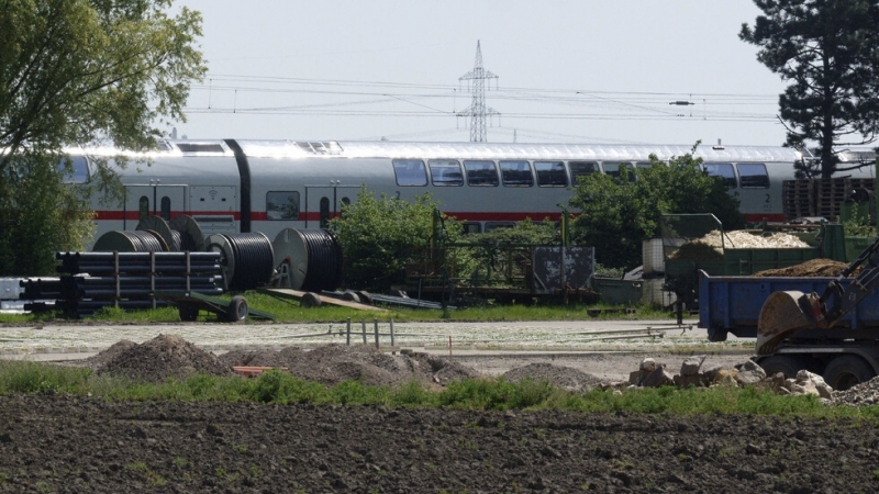 Двама души загинаха след като влак блъсна група от железопътни