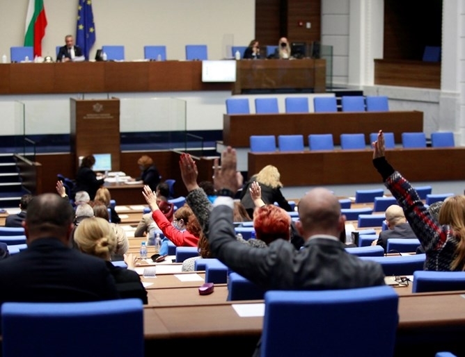 Допустимият извънреден труд се увеличава от 150 до 300 часа