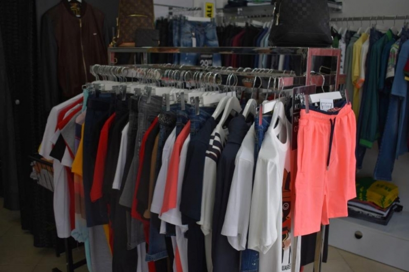 Икономическа полиция спипа собственик на магазин да продава маркови дрехи,