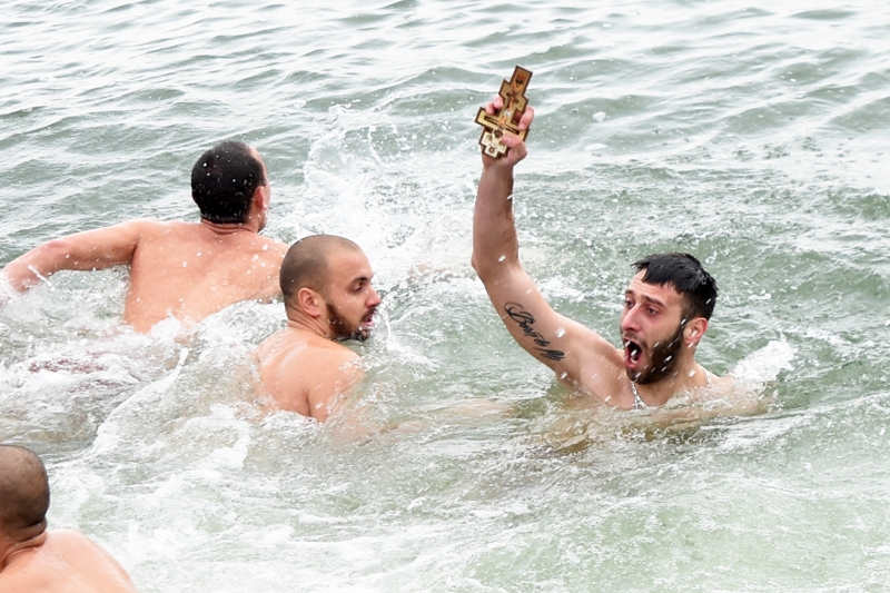 25-годишният Симеон Алексиев извади кръста от ледените води на Дунав