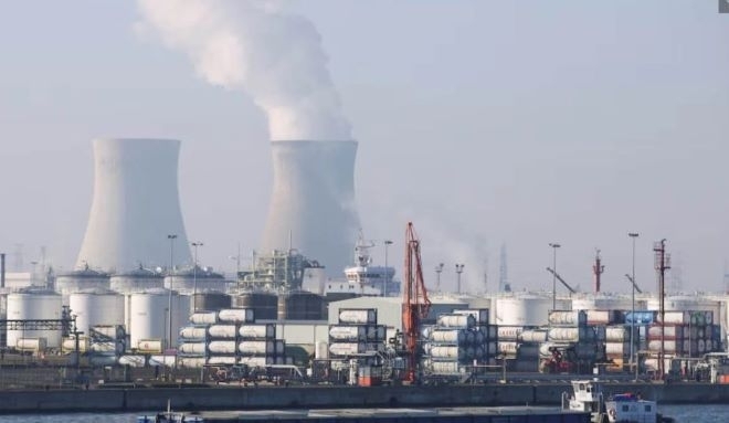 Пристанище Антверпен затвори за кораби заради разлив на нефт