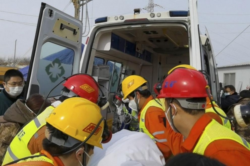 Китайски спасители успяха да извадят на повърхността седем от 22-та