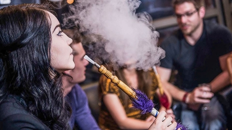 Забранява се употребата от и продажбата на тютюневи изделия включително