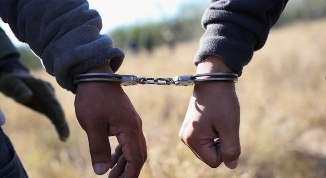 Полицаи от Белоградчик задържаха трима за кражба на желязо съобщиха