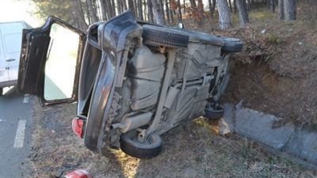 Бус се обърна край Доктор Йосифово съобщиха от МВР Пътният