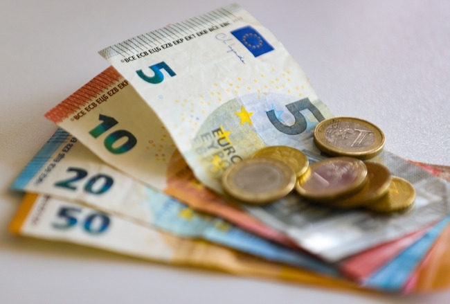 Курсът на еврото спрямо долара леко се повиши в сутрешната