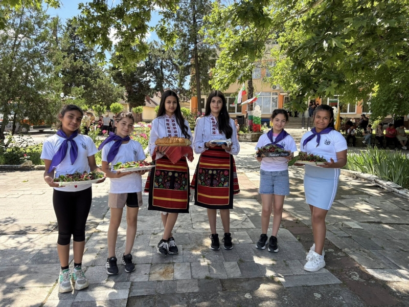 Тържествено посрещнаха походниците в селата Добролево и Борован /снимки/