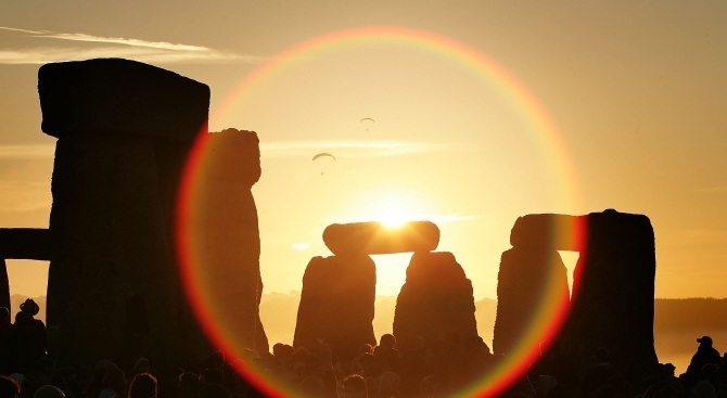 Хиляди хора се събраха в Стоунхендж за да гледат как изгрява слънцето