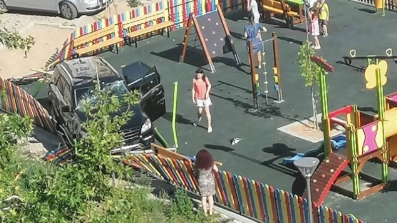 Автомобил се вряза в детска площадка в Сливен заради грешна