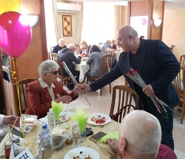 Кметът на Вършец подари цветя на дами от пенсионерски клуб