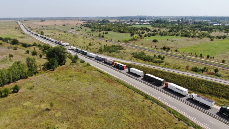 Огромна опашка от тежкотоварни автомобили се е образувала на Дунав