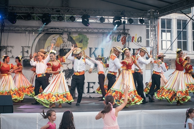 Фолклорът обединява хората от различни етноси пол възраст и занятие