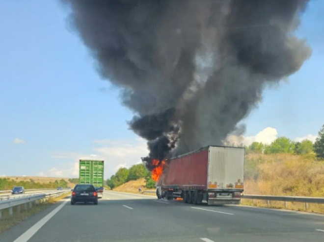 Тежкотоварен автомобил се е запалил на 57 километър на автомагистрала