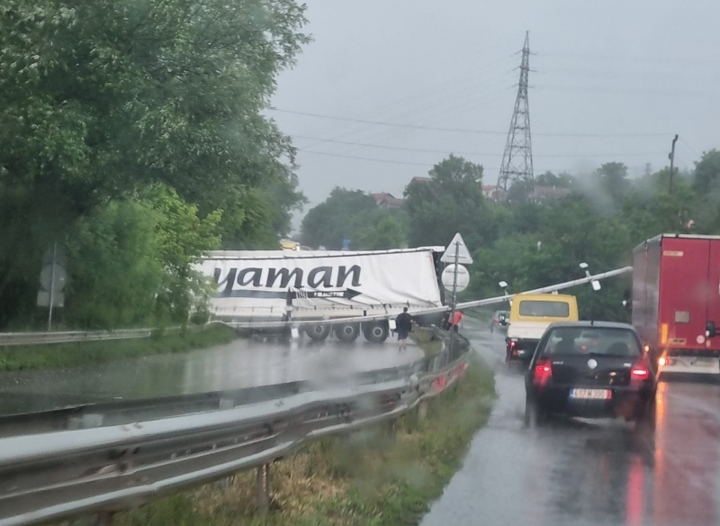 Катастрофирал ТИР затвори международен път Е 79 между Мездра и Враца