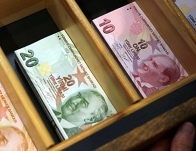 Турската лира отбеляза днес спад до 7 89 лири за един