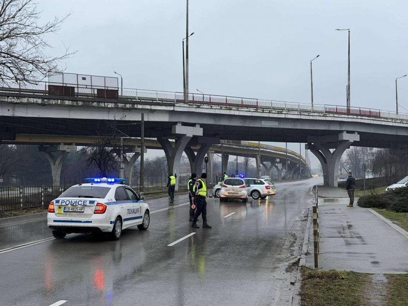 Две коли са се ударили на натоварено кръстовище във Враца