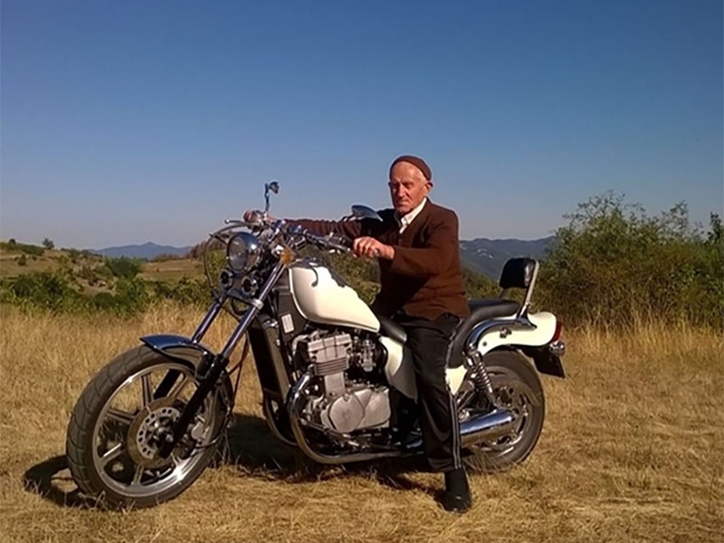 Полицията заловила възрастен мъж да кара мотор без регистрационни табели