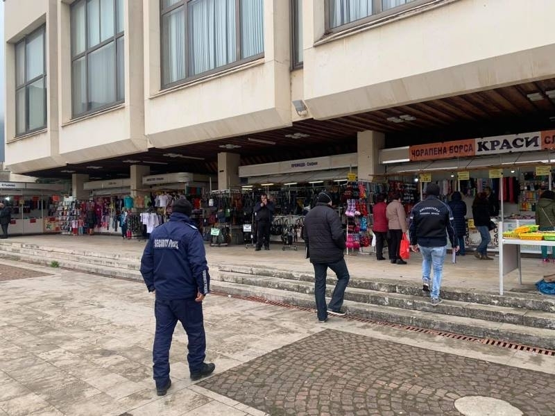 Инспекторатът и полицията проверяват спазването на противоепидемичните мерки в града
