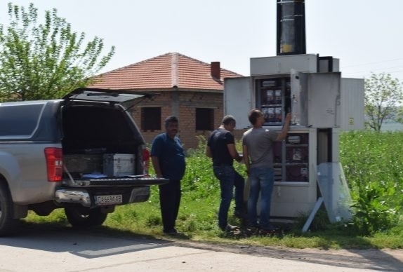 Служители на електроразпределителното дружество ЧЕЗ съвместно с жандармерия режат кабелите