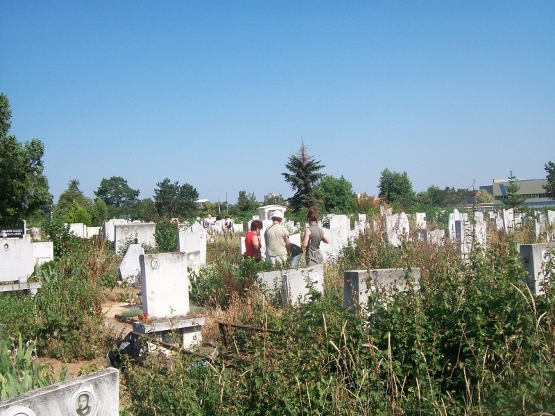 Двама гробари са уволнени защото не се явили на работа