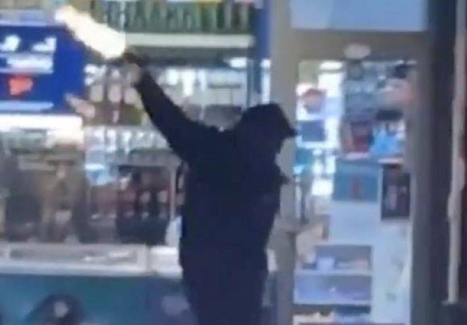 54 годишният мъж който солидно почерпен извади газов пистолет и стреля