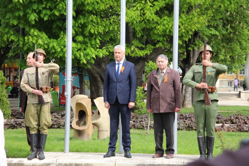 С вдигане знамената на Обединена Европа Република България и Община