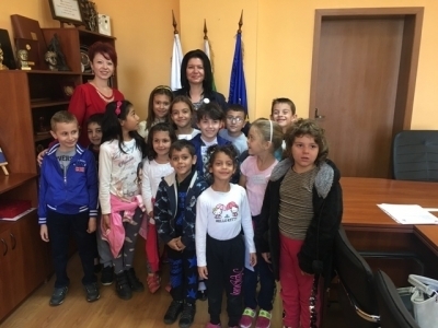 198 деца младежи и граждани бяха в сградата на община