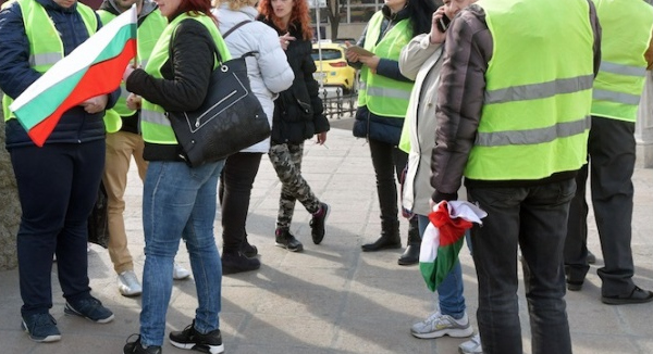 Перничани излязоха на шествие с жълти жилетки заради водната криза