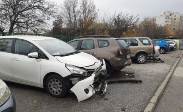 18 годишен шофьор блъсна три паркирани автомобила в жк Тракия в