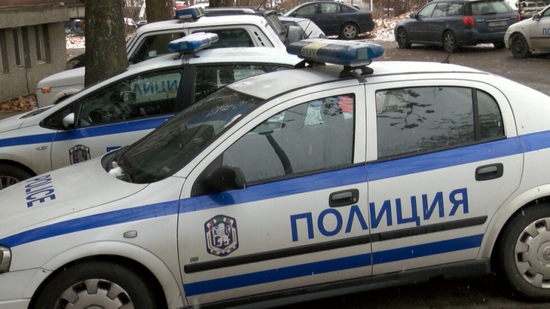 Двама мъже са били спипани да карат коли със служебно