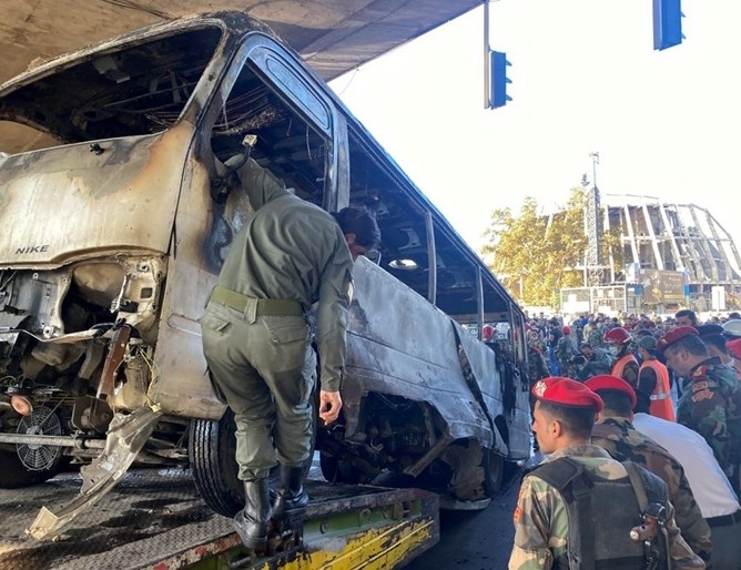 Най малко 13 сирийски военни са убити при бомбена атака докато