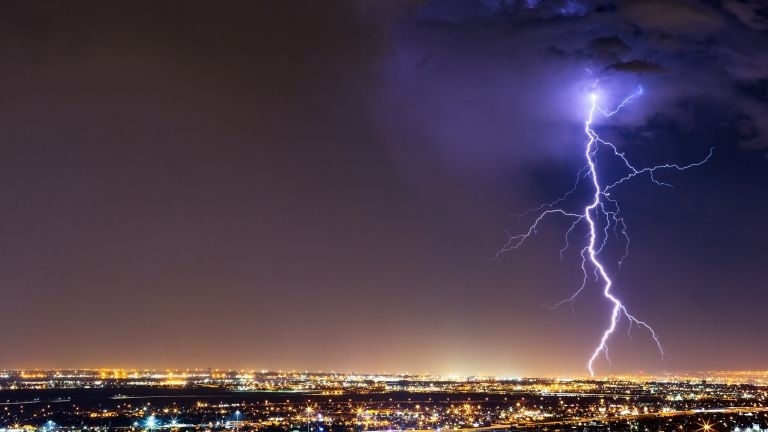 Мълния уби трима души в центъра на София Четвърти човек