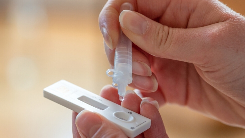 В момента се намираме в подножието на поредната COVID вълна