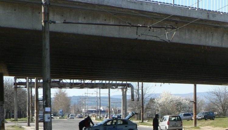 Жена е с тежки травми след като е скочила от моста над