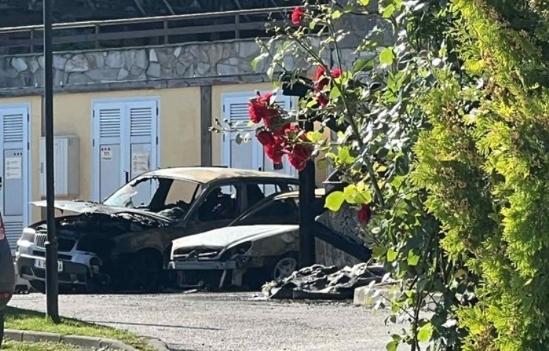 Девет коли изгоряха на паркинг на хотелски комплекс в Банско.