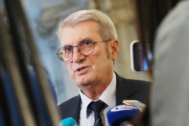 Министърът на здравеопазването Христо Хинков заяви че е спирал конкурси