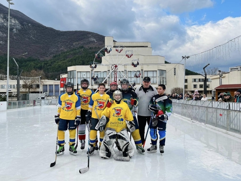 Ледената пързалка във Враца бе домакин на демонстративен хокеен мач,