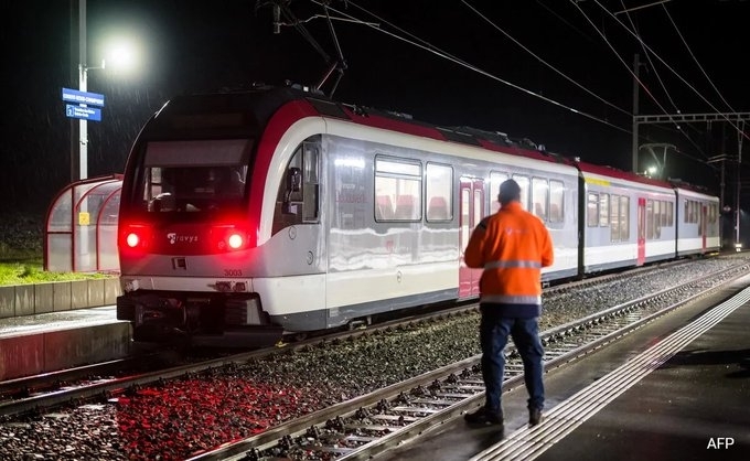 Заложническа криза във влак в западната част на Швейцария.  Нападателят,