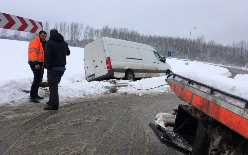Полицейски служители са заловили мъж откраднал бус и катастрофирал с