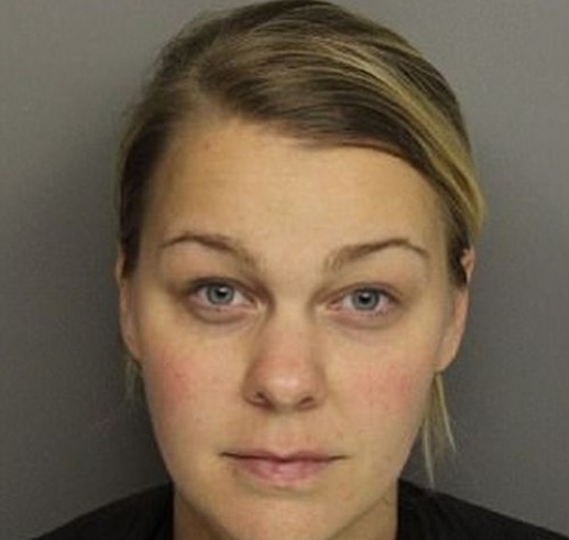 Млада току що омъжена учителка е била хваната разсъблечена в автомобил