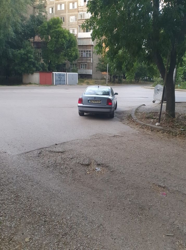 Шофьор от Видин безпрецедентно зарязал колата си на кръстовище научи