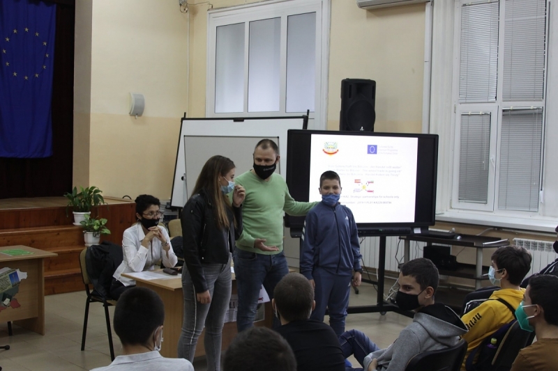 Запознаха ученици от СУ "Христо Ботев" във Враца с опасностите в интернет