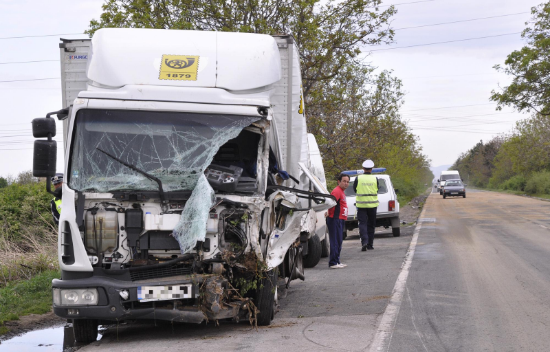 Два камиона се удариха във Врачанско, съобщиха от МВР. Случилото