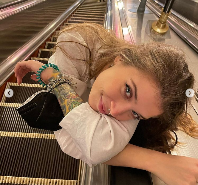 Руската порно звезда Миханика се намеси мощно в битката за