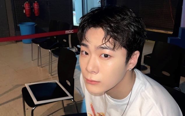 Южнокорейският певец танцьор актьор и модел Мунбин от групата Астро