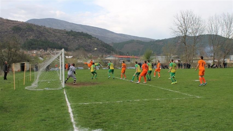 Равният брой точки и класирането им един до друг явно