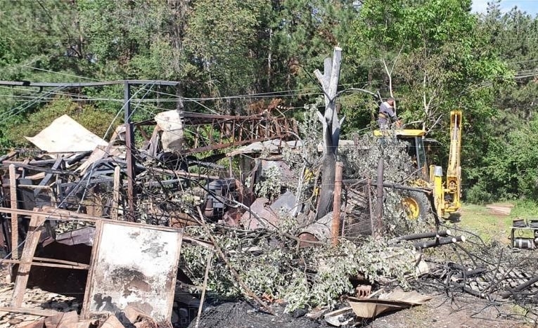 Голям пожар е избухнал във вилната зона на Мездра и